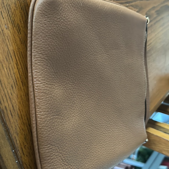 Michael Kors small pebbled leather messenger bag. Like new - Picture 6 of 10